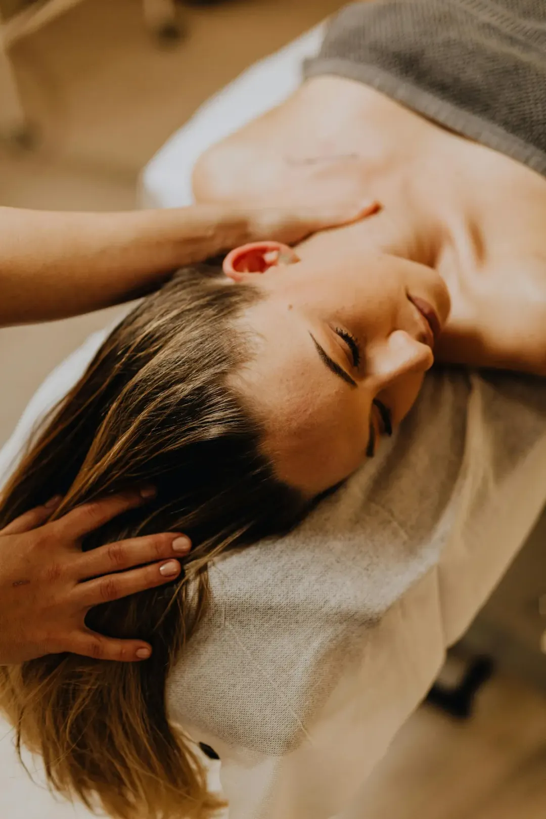 massage du cou d'une femme